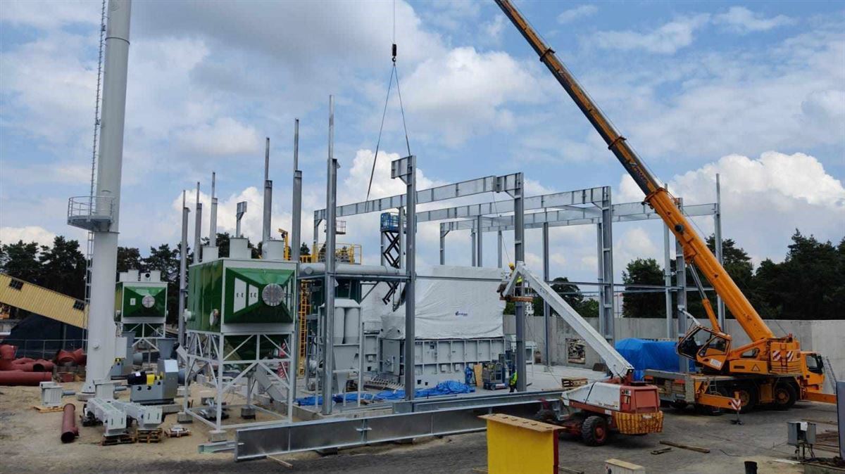 Montaż konstrukcji stalowej hali gł&oacute;wnej kotłowi biomasowej